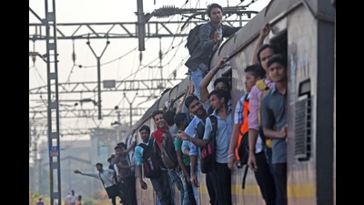 Commuters on Mumbai’s local trains. (Pratik Chorge/HT PHOTO) Commuters on Mumbai’s local trains. (Pratik Chorge/HT PHOTO)