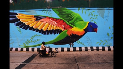 Travelling through the underpass is a visual delight, with colourful birds, bees, snakes and more painted along the stretch. (Photos: Manish Rajput/HT) Travelling through the underpass is a visual delight, with colourful birds, bees, snakes and more painted along the stretch. (Photos: Manish Rajput/HT)