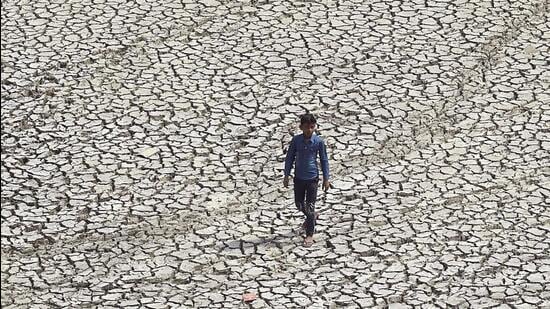 A dried up Yamuna river, near ITO Bridge in New Delhi, on Friday. (Raj K Raj/HT)