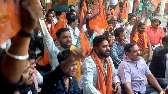 Activists of VHP and Bajrang Dal reciting Hanuman Chalisa at the office of DRM Agra on Friday. (HT PHOTO)
