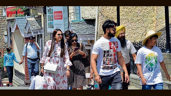 This year, there is a drastic decline in tourist arrival from Gujarat, Maharashtra and West Bengal, who otherwise flock to Himachal in hoards. Tourists from these states are now preferring to visit Jammu and Kashmir and Uttarakhand. (HT File Photo)