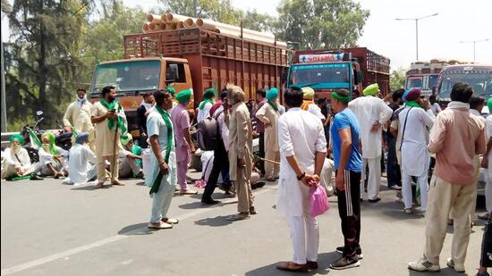 A number of farmer activists gathered at Bhai Ghaniya Chowk, a key intersection of the national highway connecting Bathinda with Chandigarh, Ferozepur and Amritsar. (Sanjeev Kumar/HT)