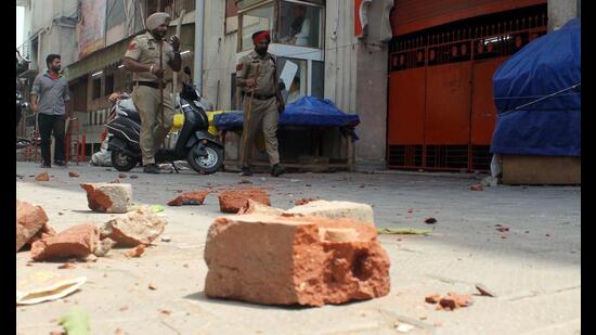 Expressing concern over the situation in Patiala after communal clashes broke out between two groups on Friday, the opposition Congress and the Shiromani Akali Dal slammed the Bhagwant Mann-led AAP government in the state alleging that it failed to maintain law and order in the state. (ANI)