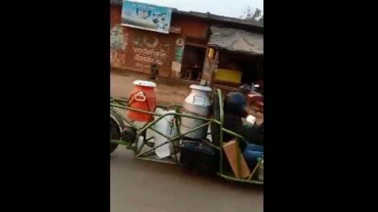 The image shows the man driving a go-kart like vehicle. Anand Mahindra re-posted the video too.(Twitter/@RoadsOfMumbai)