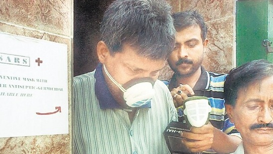 People buy face masks during the Sars outbreak in 2003. (HT ARCHIVE)