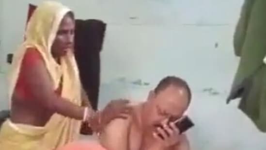 Bihar police officer caught on camera getting massage from woman whose son is in jail(@UtkarshSingh_)