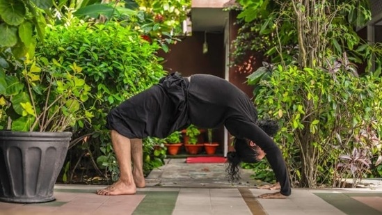 YOGA Kushala - OSGN - FIGHTCOVID - BREATHING SERIES - YK-PS5  ------------------------------------------------------------ ANKLE STRETCH  BREATHING - YK-PS5 TO ACTION LOWER, MIDDLE & UPPER LOBES OF LUNG TO FULL  UTILIZATION, INCREASING LUNG CAPACITY