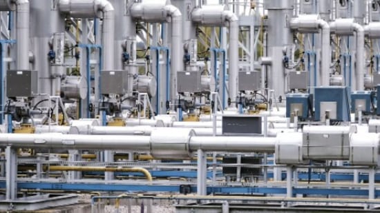 Russia offers dual-payment plan for oil, other trade with India: Report (bloomberg)