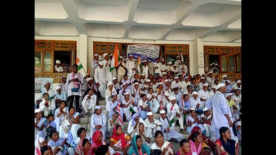 Protesters outside Latehar collectorate, who are opposed to holding panchayat polls in the district. (HT Photo)