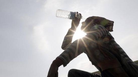 The weatherman has forecast dry weather to continue over the south Bengal districts till the end of April.(Rahul Raut/HT file photo) The weatherman has forecast dry weather to continue over the south Bengal districts till the end of April.(Rahul Raut/HT file photo)