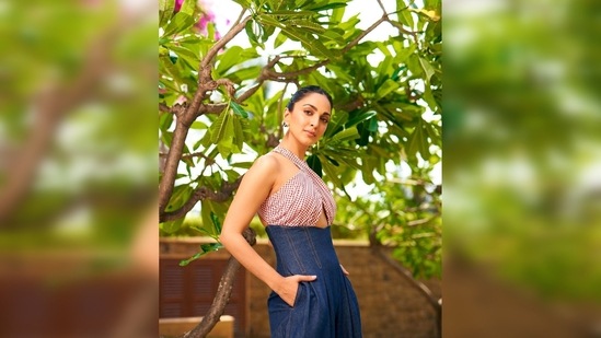 Kiara Advani went for the clean hairdo and makeup look with a high ponytail braid and fresh dewy skin.(Instagram/@kiaraaliaadvani)