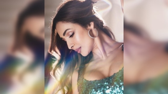 mini green ruffle dress Malaika Arora Women Floral Embroidered Regular Kurta with Trousers & W  Inddus.in main image 1