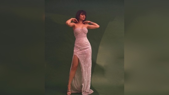 Fatima Sana Shaikh's fresh hairdo made her look like a character from a Bond movie.(Instagram/@fatimasanashaikh)