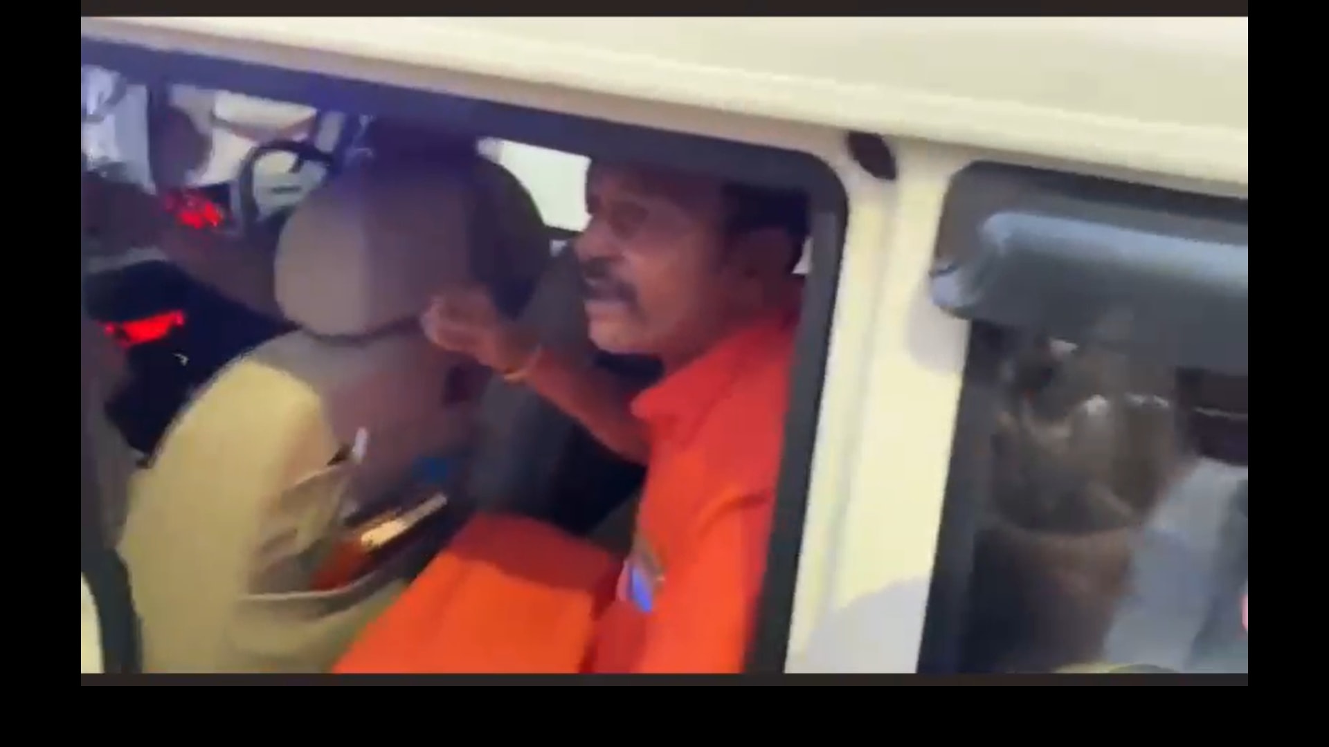 Shiv Sena (Bal Thackeray) leader Harish Singla gets arrested by Punjab Police on Friday, April 29, 2022 in connection with clashes that broke out in Patiala earlier in the day. (Screengrab/HT video) Shiv Sena (Bal Thackeray) leader Harish Singla gets arrested by Punjab Police on Friday, April 29, 2022 in connection with clashes that broke out in Patiala earlier in the day. (Screengrab/HT video)