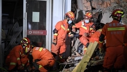Equipes de resgate trabalham em um local onde um prédio desabou em Changsha, província de Hunan, China, em 29 de abril de 2022. 
