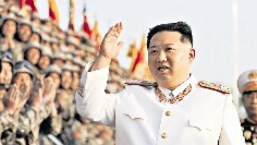 Kim Jong-un encontra soldados que participaram do desfile militar para marcar o 90º aniversário da fundação do exército.  (REUTERS)