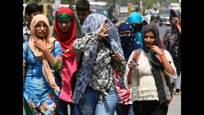 Gurugram, India - April. 29, 2022: Pedestrians of a hot summer afternoon in Gurugram, India, on Friday, April 29, 2022. (Photo by Vipin Kumar/ Hindustan Times) (Vipin Kumar/HT PHOTO) Gurugram, India - April. 29, 2022: Pedestrians of a hot summer afternoon in Gurugram, India, on Friday, April 29, 2022. (Photo by Vipin Kumar/ Hindustan Times) (Vipin Kumar/HT PHOTO)