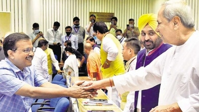 Delhi CM Kejriwal greets his Odisha counterpart Naveen Patnaik, as Punjab CM Bhagwant Mann looks on, during the joint conference of chief ministers and chief justices. (ARVIND YADAV/HT)