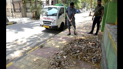 Navi Mumbai Municipal Corporation staff collecting waste in the city for conversion into biomass fuel. (BACHCHAN KUMAR/HT PHOTO) Navi Mumbai Municipal Corporation staff collecting waste in the city for conversion into biomass fuel. (BACHCHAN KUMAR/HT PHOTO)