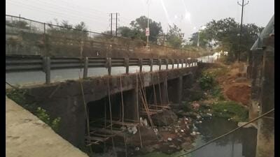 The Old Bridge in Ambernath taluka that helps to reach the old Mumbai-Pune Highway is in a dangerous state. Bamboo sticks can be seen below the bridge for support. Its portions have fallen and its railings are missing too. (HT PHOTO) The Old Bridge in Ambernath taluka that helps to reach the old Mumbai-Pune Highway is in a dangerous state. Bamboo sticks can be seen below the bridge for support. Its portions have fallen and its railings are missing too. (HT PHOTO)