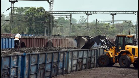 Piparwar, Apr 30 (ANI): Coal being loaded in good train amid a power crisis due to shortage of coal, at Rai Coal mines in Peeparwar on Friday. (ANI Photo) (Somnath Sen)