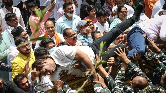 The protesters were trying to jump the barricades put by the Delhi police. However, the police thwarted their attempts.&nbsp;(Sanchit Khanna/HT)