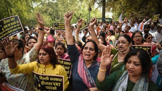 Supporters of Bhartiya Janta Party under the leadership of Delhi BJP President Adesh Gupta staged a protest against the Delhi government for allegedly not reducing the VAT on diesel in the national capital at Chandagi Ram Akhada, Civil Lines.&nbsp;(Sanchit Khanna/HT)