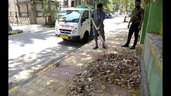 Navi Mumbai Municipal Corporation staff collecting waste in the city for conversion into biomass fuel. (BACHCHAN KUMAR/HT PHOTO)