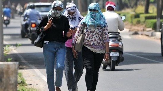 Delhi on Saturday recorded a maximum temperature of 43.5 degrees Celsius. (Ravi Kumar/HT)