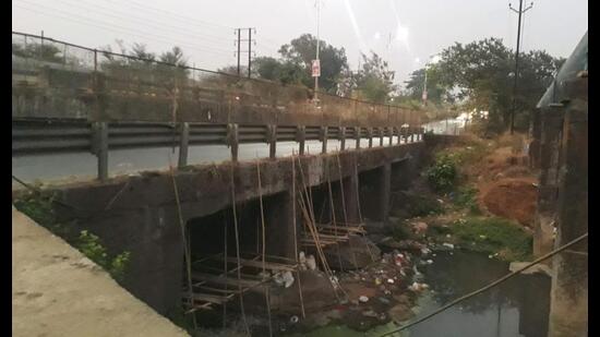 The Old Bridge in Ambernath taluka that helps to reach the old Mumbai-Pune Highway is in a dangerous state. Bamboo sticks can be seen below the bridge for support. Its portions have fallen and its railings are missing too. (HT PHOTO)