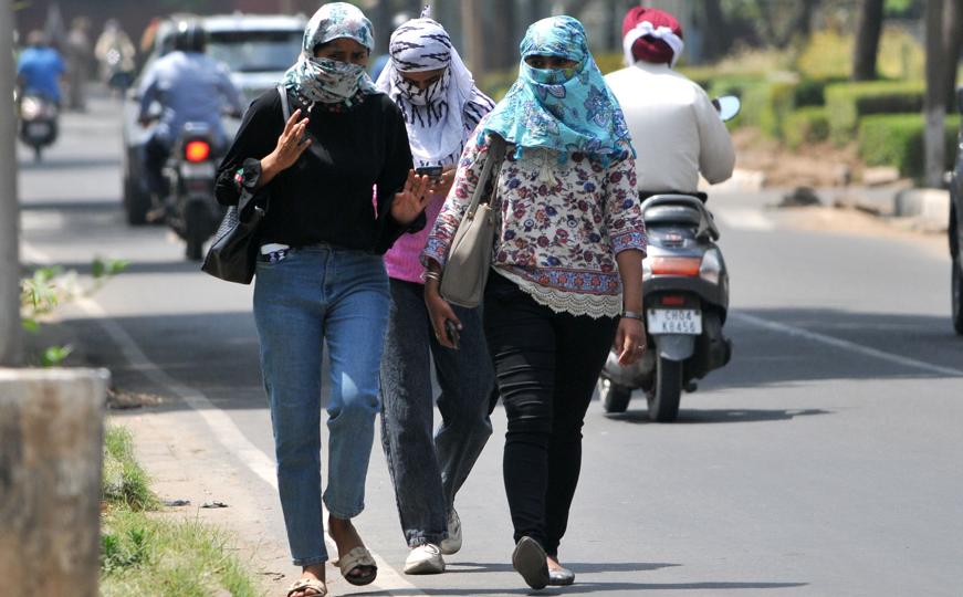 Delhi on Saturday recorded a maximum temperature of 43.5 degrees Celsius. (Ravi Kumar/HT) Delhi on Saturday recorded a maximum temperature of 43.5 degrees Celsius. (Ravi Kumar/HT)