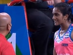 PV Sindhu in an argument with the chief referee.(Twitter) PV Sindhu in an argument with the chief referee.(Twitter)