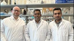 Pesquisadores que desenvolveram o revestimento à base de prata - Dr Dirk Lange (esquerda), Dr Jayachandran Kizhakkedathu (centro) e Dr Hossein Yazdani-Ahmadabadi (direita).  (POR ACORDO)