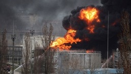 Bombeiros operam em uma refinaria de petróleo que pegou fogo após um ataque de mísseis perto da cidade portuária de Odesa, na Ucrânia.