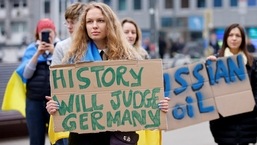 Los activistas del cambio climático sostienen pancartas mientras protestan frente al Consejo Europeo pidiendo a la Unión Europea que imponga un embargo inmediato sobre el petróleo y el gas rusos, mientras continúa la invasión rusa de Ucrania, en Bruselas, Bélgica.