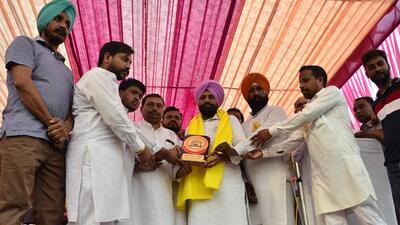 AAP MLA Daljit Singh Bhola Grewal being honoured by the organisers at the Labour Day function at Sherpur Chowk in Ludhiana on May 1, 2022. (Harvinder Singh/HT)