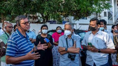 Kombai S Anwar with a group during his ‘iftar’ heritage walk in Chennai. (HT Photo) Kombai S Anwar with a group during his ‘iftar’ heritage walk in Chennai. (HT Photo)