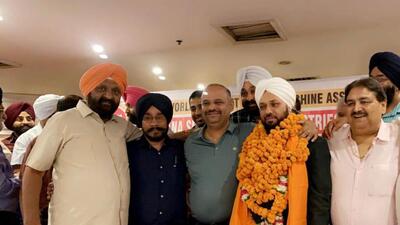 Members of Ludhiana Sewing Machine Industries Association congratulating Amarjit Singh Swan after his victory in the election on Saturday. (HT PHOTO)