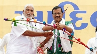 Delhi chief minister Arvind Kejriwal with Bharatiya Tribal Party (BTP) founder Chhotubhai Vasava holds a bow and an arrow during the 'Adivasi Sankalp Mahasammelan' in Bharuch on Sunday. (ANI) Delhi chief minister Arvind Kejriwal with Bharatiya Tribal Party (BTP) founder Chhotubhai Vasava holds a bow and an arrow during the 'Adivasi Sankalp Mahasammelan' in Bharuch on Sunday. (ANI)