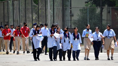 Students coming out form a school. ( Ravi Kumar/ Hindustan Times file photo) Students coming out form a school. ( Ravi Kumar/ Hindustan Times file photo)