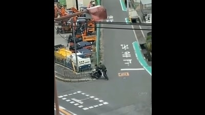 The delivery worker got down from his vehicle to help a person on a wheelchair get up on a sidewalk. (goodnews_movement/Instagram ) The delivery worker got down from his vehicle to help a person on a wheelchair get up on a sidewalk. (goodnews_movement/Instagram )