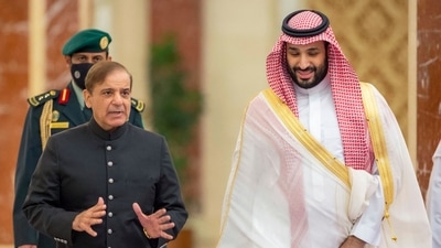 A handout picture provided by the Saudi Royal Palace shows Saudi Arabia's Crown Prince Mohammed Bin Salman (R) welcoming Pakistani Prime Minister Shehbaz Sharif in Jeddah. (AFP) A handout picture provided by the Saudi Royal Palace shows Saudi Arabia's Crown Prince Mohammed Bin Salman (R) welcoming Pakistani Prime Minister Shehbaz Sharif in Jeddah. (AFP)