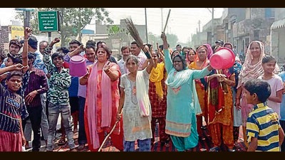 Protesting against municipal corporation (MC) officials, MLA (Ludhiana East) Daljit Singh Grewal (Bhola), and Ward 17 councillor Jasmeet Kaur, the residents gathered on Tajpur Road at around 7am and beat their empty buckets. Traffic chaos ensued in the area, and vehicles had to be diverted causing snarls and bottlenecks. (Harvinder Singh/HT) Protesting against municipal corporation (MC) officials, MLA (Ludhiana East) Daljit Singh Grewal (Bhola), and Ward 17 councillor Jasmeet Kaur, the residents gathered on Tajpur Road at around 7am and beat their empty buckets. Traffic chaos ensued in the area, and vehicles had to be diverted causing snarls and bottlenecks. (Harvinder Singh/HT)