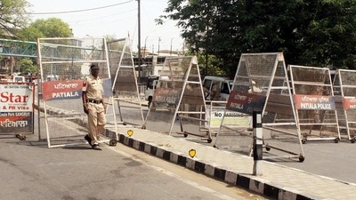 Patiala clashes: Police personnel stand guard near Kali Devi Temple to maintain law and order following the Friday clash, in Patiala on Saturday. (ANI Photo) (HT_PRINT) Patiala clashes: Police personnel stand guard near Kali Devi Temple to maintain law and order following the Friday clash, in Patiala on Saturday. (ANI Photo) (HT_PRINT)