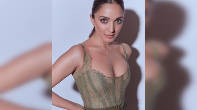 In one of the posts of Kiara Advani in this green dress, designer Manish Malhotra wrote, "Uffff" with several fire emojis while Samantha Prabhu went, "Dead" and attached a fire emoji. (Instagram/@kiaraaliaadvani) In one of the posts of Kiara Advani in this green dress, designer Manish Malhotra wrote, "Uffff" with several fire emojis while Samantha Prabhu went, "Dead" and attached a fire emoji. (Instagram/@kiaraaliaadvani)