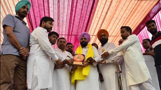 AAP MLA Daljit Singh Bhola Grewal being honoured by the organisers at the Labour Day function at Sherpur Chowk in Ludhiana on May 1, 2022. (Harvinder Singh/HT)