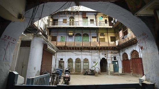 A rather nondescript lane called Katra Kushal Rai lane in Chandni Chowk leads to the Sheesh Mahal building that housed St. Stephen’s School in 1853-54, followed by St. Stephen’s College that started from here in 1881. The Sheesh Mahal haveli in the Chandni Chowk was the main centre in the city in the 1880s. (Raj K Raj/Hindustan Times)