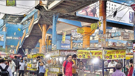 Street food vendors at Laxmi Nagar metro station. (Raj K Raj/HT Photo)