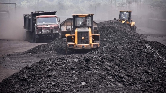 Ranchi: Labourers carry coal onto goods train at Ashoka Coal Mines in Peeparwar, amid a power crisis due to shortage of coal, about 70 Kms from Ranchi, Saturday, April 30, 2022. (PTI Photo)
(PTI04_30_2022_000180B)(PTI)
