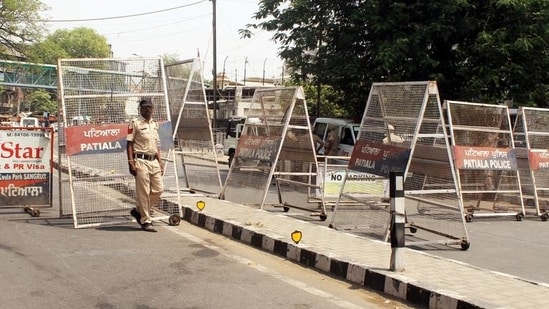 Patiala clashes: Police personnel stand guard near Kali Devi Temple to maintain law and order following the Friday clash, in Patiala on Saturday. (ANI Photo)(HT_PRINT)